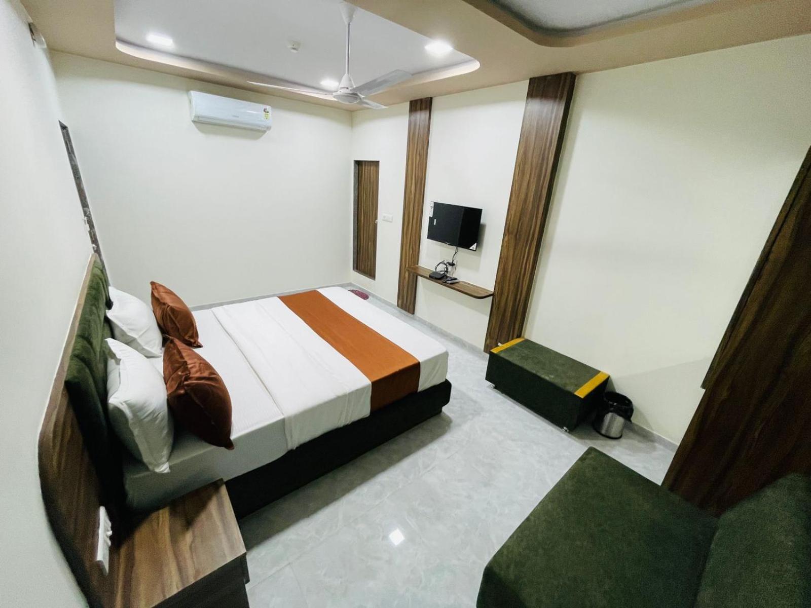 Hotel Nova Blue Ахмедабад Екстер'єр фото